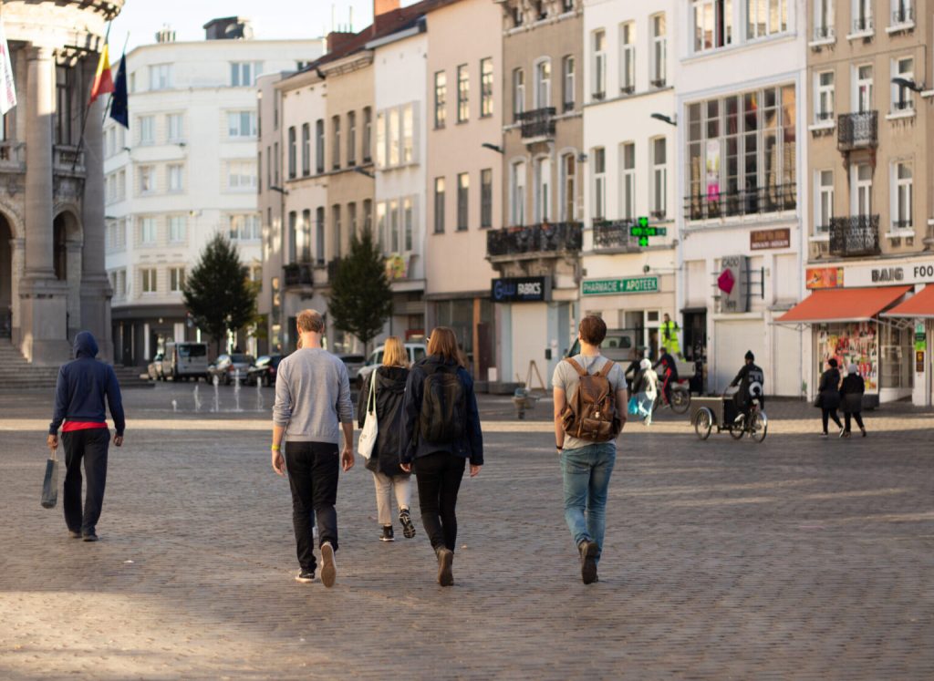 In samenwerking met Studio for New Realities zijn instrumenten ontwikkeld voor werken aan de 15-minutenstad. Voor het Brussels Hoofdstedelijk Gewest heeft dit een toolkit voor BuurtStad opgeleverd, als concrete instrumenten voor implementatie in organisatie en processen. Parallel daaraan is in Amsterdam de interactieve ‘Zicht op Zorghuisvesting’ kaart ontwikkeld, als vertrekpunt voor de realisatie van Woonzorgcirkels en in de opmaat naar Zorgzame Buurten. De instrumenten beogen een gezamenlijke kennispositie in te richten, om zodoende samenwerking tussen stadsmakers te bevorderen en handelingsperspectief te bieden voor herdefinitie van de stad vanuit maatschappelijke urgentie. Niet door te voorzien in kant en klare oplossingen, maar door een lerende aanpak te bieden die mee kan bewegen met specifieke behoeften vanuit de context en nieuwe inzichten.