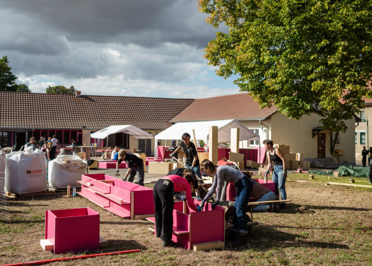 21.09.2022 Sundhausen: Internationale Bauhütte an dem Gesundheitskiosk, ein Projekt der Internationalen Bauausstellung Thüringen IBA. Foto: Thomas Müller
